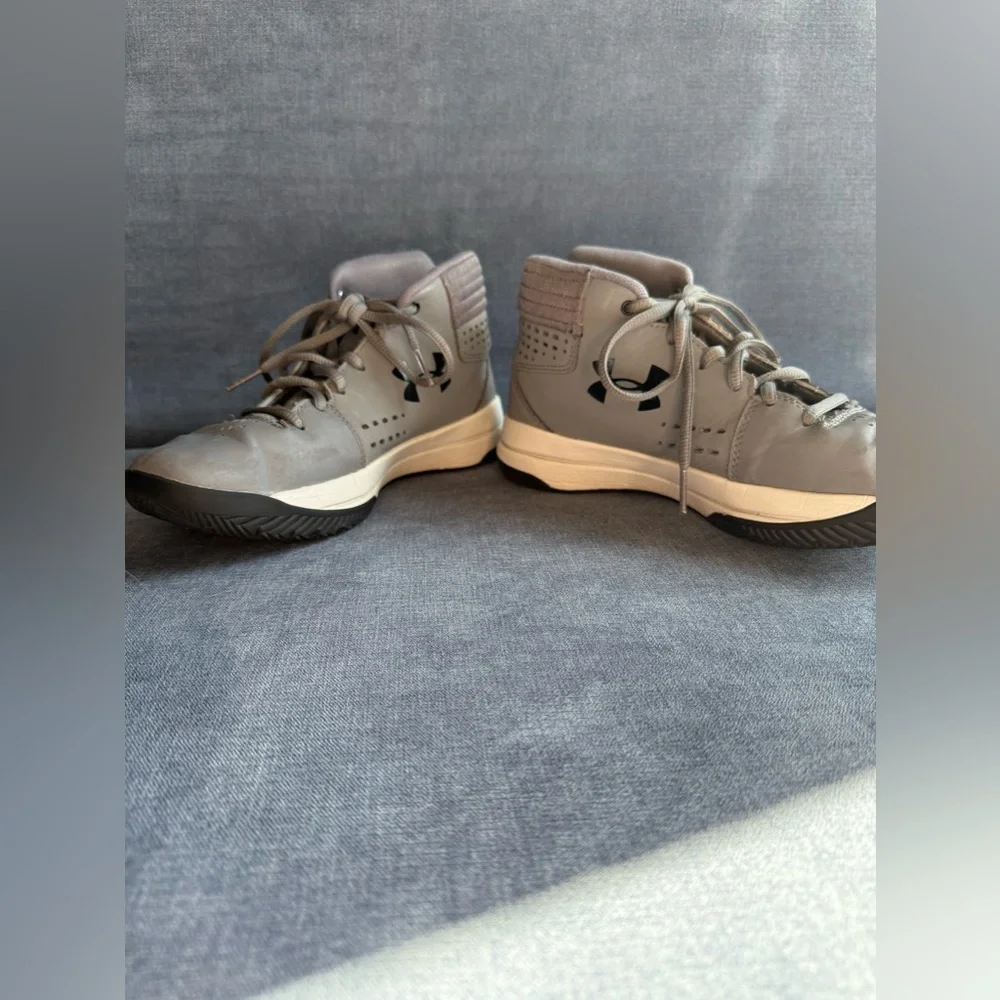 Under Armor Boys Basketball Shoes 6Y Gray Grade School Jet 2017 Lace Up High Top - Picture 5 of 7